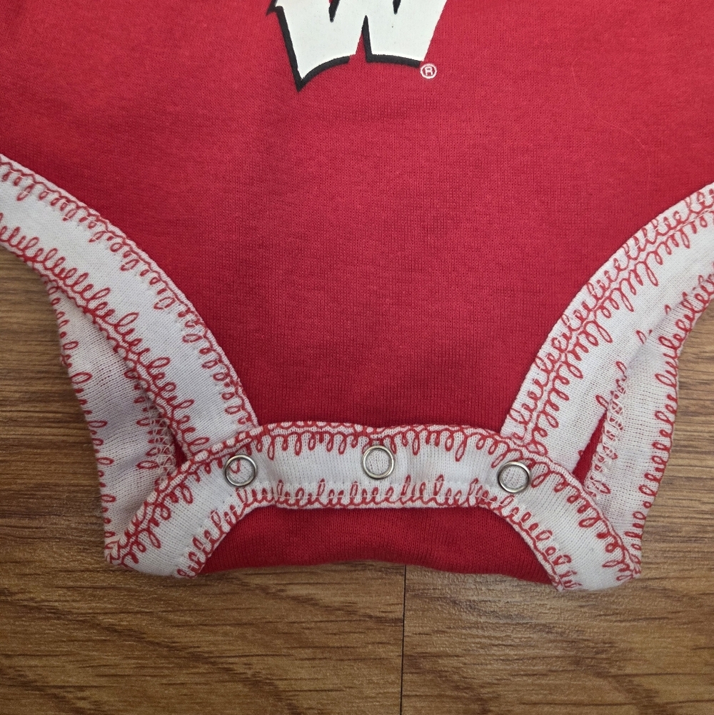 NCAA WISCONSIN BADGERS 3-6m Bodysuits 2pk 100% Cotton College Football - Picture 4 of 5